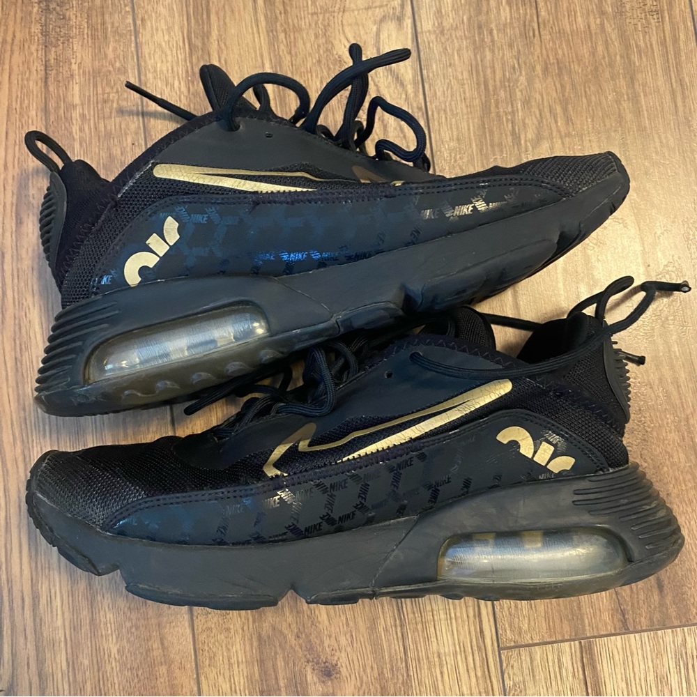 NIKE Air Max 2090 Black / Metallic Gold